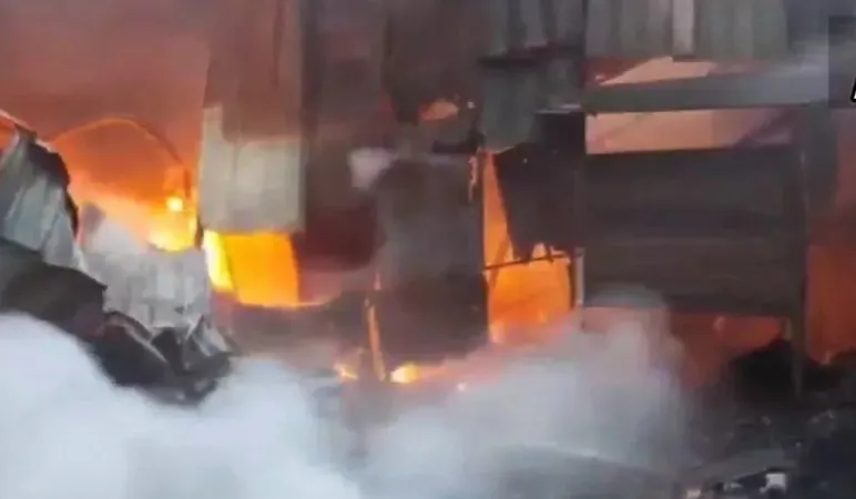 ગુજરાતઃ વલસાડમાં ભંગારના 10 ગોડાઉનમાં આગ લાગી