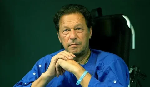 વધતા દબાણ વચ્ચે ઈમરાન ખાને રાજ્યના અધિકારીઓ સાથે તાત્કાલિક તાત્કાલિક વાટાઘાટો માટે અપીલ કરી