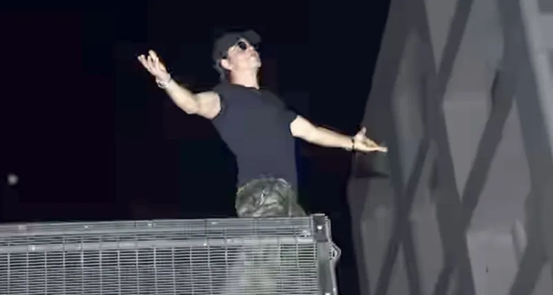 ફેન્સ માટે શાહરૂખની ડબલ ગિફ્ટ! 'જવાન' સ્ટારે મન્નતની બહાર તેના ચાહકોનું સ્વાગત કર્યું