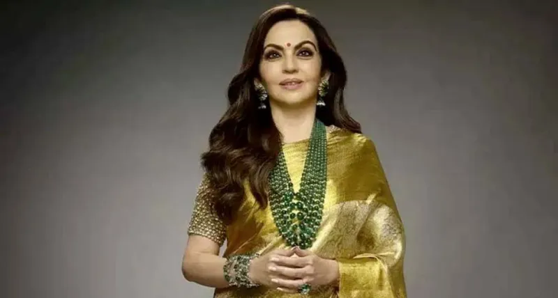 રિલાયન્સ ફાઉન્ડેશનના ચેરપર્સન નીતા અંબાણી હેન્ડલૂમ કાંચીપુરમ સાડીમાં ઝળકે છે | અનંત અંબાણીની પ્રી-વેડિંગ