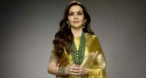 રિલાયન્સ ફાઉન્ડેશનના ચેરપર્સન નીતા અંબાણી હેન્ડલૂમ કાંચીપુરમ સાડીમાં ઝળકે છે | અનંત અંબાણીની પ્રી-વેડિંગ