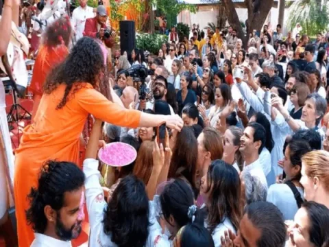પરમાર્થ નિકેતન, ઋષિકેશ ખાતે વિદેશીઓ ઉત્સાહ સાથે હોળીની ઉજવણી 