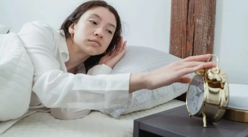 શારીરિક અને માનસિક સુખાકારી બંને માટે તંદુરસ્ત ઊંઘ ચક્ર જાળવવું મહત્વપૂર્ણ