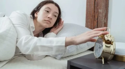 શારીરિક અને માનસિક સુખાકારી બંને માટે તંદુરસ્ત ઊંઘ ચક્ર જાળવવું મહત્વપૂર્ણ