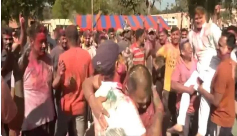  પંજાબના અમૃતસરમાં બીએસએફ દ્વારા હોળીની ઉજવણી કરવામાં આવી(