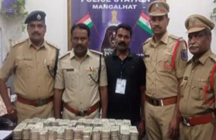 તેલંગાણા પોલીસે હૈદરાબાદના વાહન ચેકમાં રૂ. 1.5 કરોડની બિનહિસાબી રોકડ જપ્ત કરી