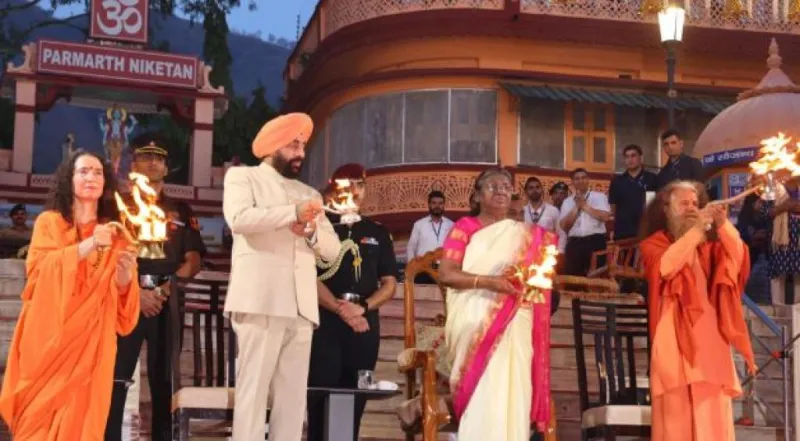 રાષ્ટ્રપતિ દ્રૌપદી મુર્મુએ ભગવાન હનુમાનની  પ્રાર્થના કરવા માટે ઋષિકેશમાં 'પરમાર્થ નિકેતન' આશ્રમની મુલાકાત લીધી