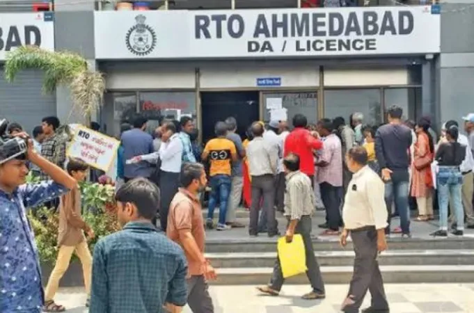 અમદાવાદ RTO ખાતે સારથીનું સર્વર ક્રેશ થતાં હજારો લોકોને અસર