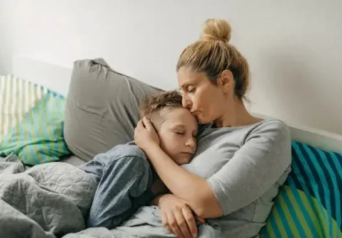 બાળકોએ કઈ ઉંમર સુધી પોતાની સાથે સૂવું જોઈએ, જાણો અહીં