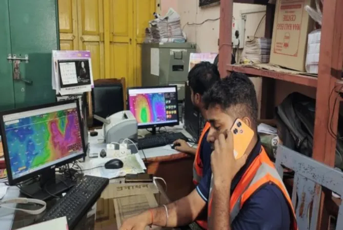IMD એ ચક્રવાત રેમલ લેન્ડફોલ પહેલા પશ્ચિમ બંગાળ માટે ઓરેન્જ એલર્ટ જારી કર્યું