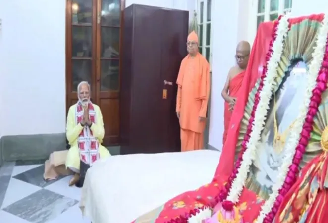 કોલકાતામાં  PM મોદીએ બાગબજારમાં શ્રી શ્રી સારદા મેયર બારી ખાતે મુલાકાત લીધી 