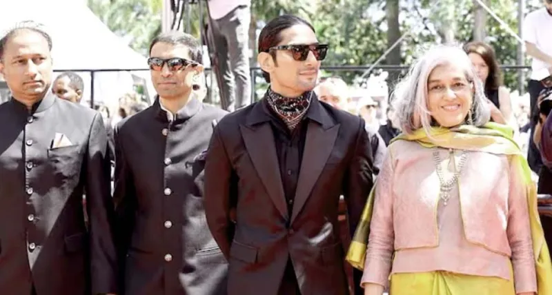 પ્રતિક બબ્બરે કાન્સમાં તેની માતા સ્મિતા પાટીલને તેની રિસાયકલ કરેલી કાંજીવરમ સાડીઓમાંથી બનાવેલો સૂટ પહેરીને શ્રદ્ધાંજલિ અર્પી