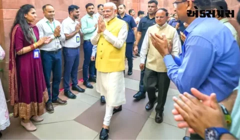 પહેલી ફાઇલ પર હસ્તાક્ષર કરતાં પીએમ નરેન્દ્ર મોદીએ કહ્યું- મારા માટે સૌભાગ્યની વાત છે