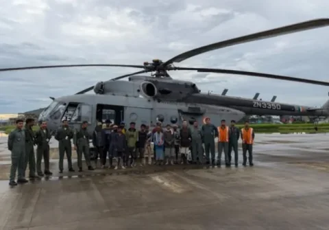 આસામ પૂર: IAF હેલિકોપ્ટરે બ્રહ્મપુત્રામાં ફસાયેલા 13 માછીમારોને બચાવ્યા