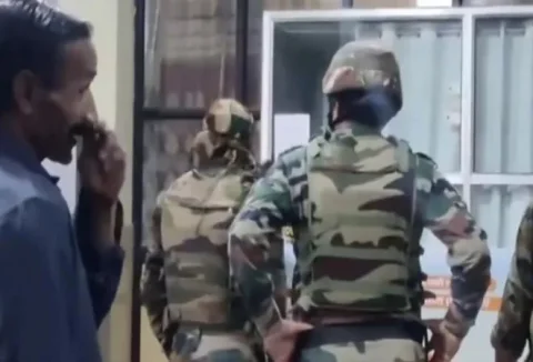 J-K એન્કાઉન્ટરમાં બે સૈનિકો ઘાયલ, એરલિફ્ટ કરીને આર્મી હોસ્પિટલમાં ખસેડવામાં આવ્યા
