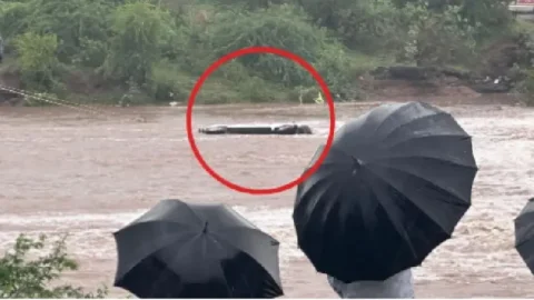 રાજકોટઃ ભારે વરસાદ વચ્ચે કોલપરી નદીમાં ઈકો કાર તણાઈ