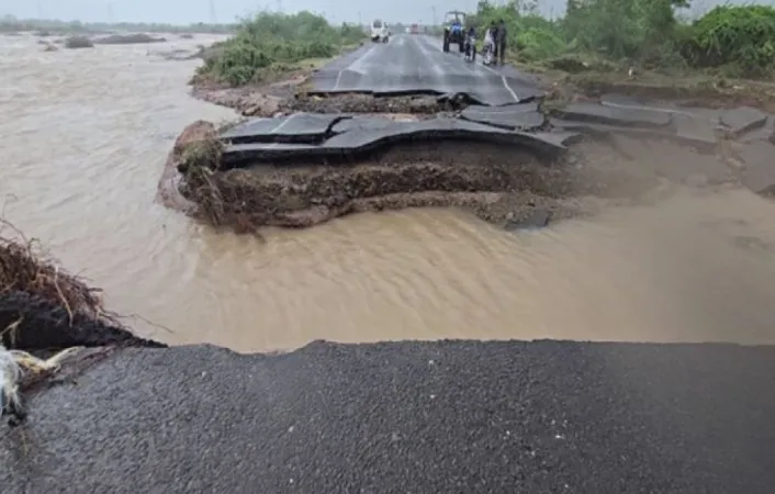 Gujarat Floods: જામનગરમાં રસ્તાઓ બંધ અને પુલને નુકસાન