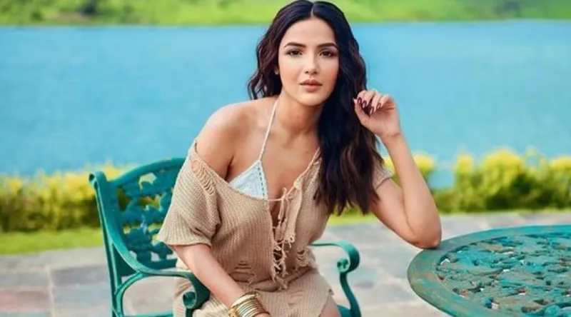 અભિનેત્રી જાસમીન ભસીન કેનેડામાં પંજાબી ફૂડની  માણતી જોવા મળી  