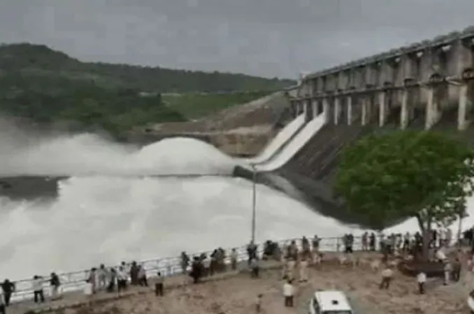 ભારે વરસાદના કારણે કડાણા ડેમ ઓવરફ્લો, 106 ગામોને કરાયા એલર્ટ