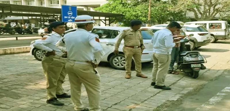 રાજકોટના : સરકારી કર્મચારીઓને હેલ્મેટના અમલીકરણની કાર્યવાહીમાં દંડ ફટકારવામાં આવ્યો