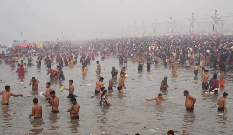 પ્રયાગરાજમાં નાસભાગની દુર્ઘટના વચ્ચે મહા કુંભમાં ગાઢ ધુમ્મસ જોવા મળ્યું 