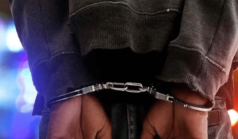 મુંબઈમાં ગેરકાયદેસર બાંગ્લાદેશી વસાહતીઓ પર પોલીસે કાર્યવાહી હાથ ધરી