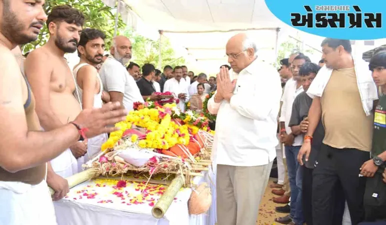 મુખ્યમંત્રીએ પહેલગામ આંતકી હુમલામાં મૃત્યુ પામેલા ભાવનગરના સ્વર્ગસ્થ પિતા-પુત્રને શ્રદ્ધાંજલિ અર્પણ કરી 