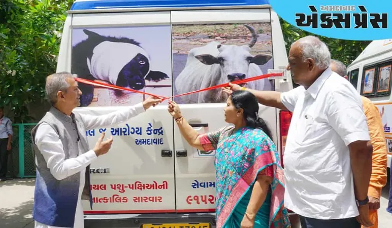 અમદાવાદમાં પ્રથમવાર એનિમલ એમ્બ્યુલન્સને હેલ્પલાઇન નંબર 91529 90399 સાથે શરૂ કરવામાં આવી