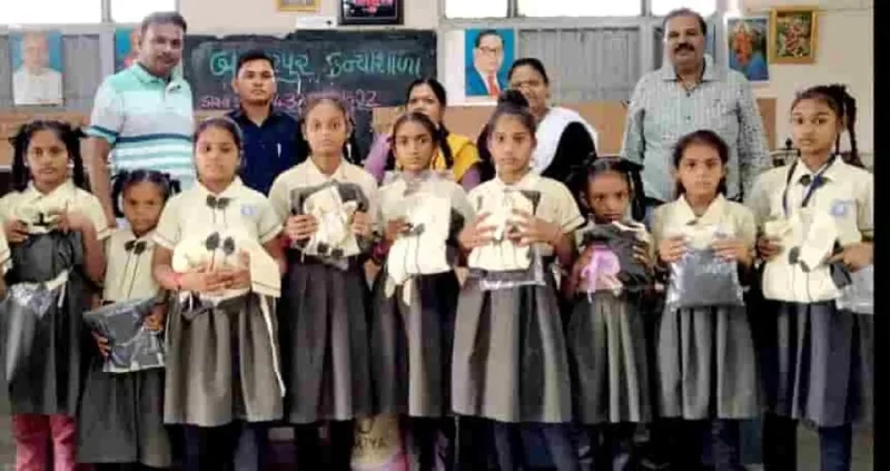 બહાદરપુર કન્યા શાળામાં 154 વિદ્યાર્થીનીઓને ધર્મેશભાઈ શાહ દ્વારા યુનિફોર્મ વિતરણ