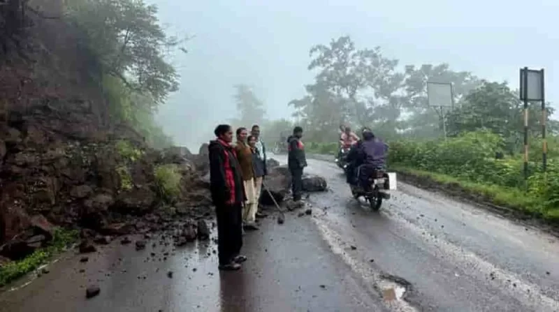 ડાંગ જિલ્લામાં ભારે વરસાદથી ભૂસ્ખલન: સાપુતારા ઘાટમાં માર્ગ અવરોધિત વાહન વ્યવહાર ખોરવાયો
