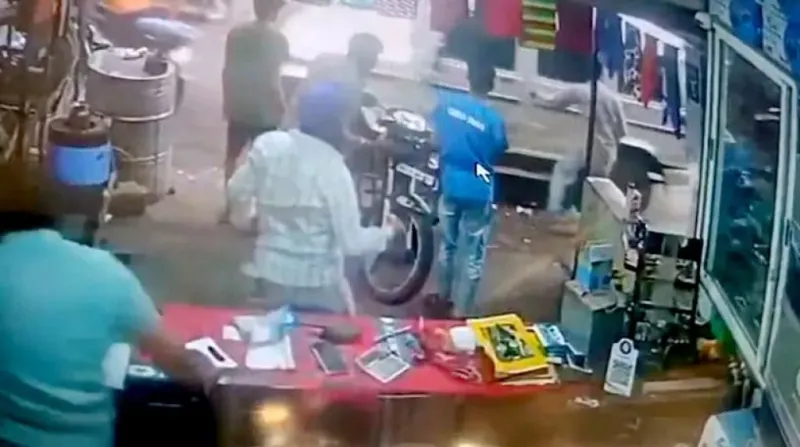 ધારમાં ફિલ્મ સ્ટાઈલ અપહરણ: ૧૨મા ધોરણની વિદ્યાર્થિનીનું CCTVમાં અપહરણ કેપ્ચર થયું 