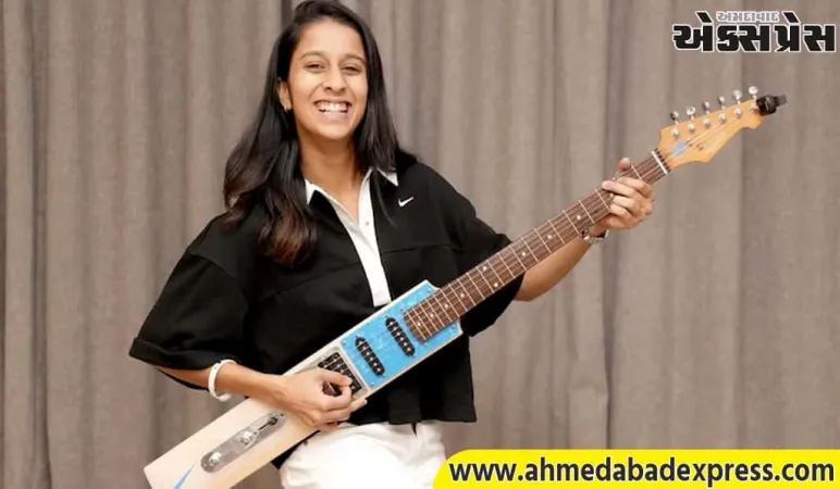 સુનીલ ગાવસ્કરે જેમીમા રોડ્રિગ્સને બેટ આકારનું ગિટાર ભેટમાં આપ્યું