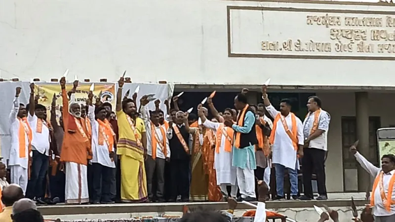 જુઓ: બહાદરપુરમાં બજરંગદળની શૌર્ય યાત્રામાં ગુંજ્યો 'જય શ્રી રામ'નો નાદ, 111 યુવાનોએ લીધી ત્રિશૂલ દીક્ષા!