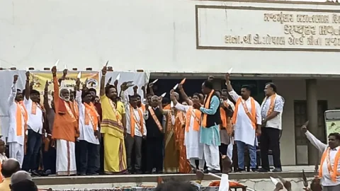 જુઓ: બહાદરપુરમાં બજરંગદળની શૌર્ય યાત્રામાં ગુંજ્યો 'જય શ્રી રામ'નો નાદ, 111 યુવાનોએ લીધી ત્રિશૂલ દીક્ષા!