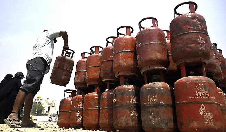 14.2 કિલો LPG સિલિન્ડરનું વજન બદલાશે? અત્યારે જ જાણો કેન્દ્રની મોટી સ્પષ્ટતા