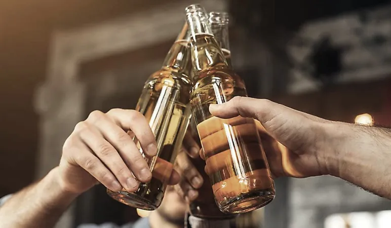 પશ્ચિમ એશિયા સંકટની અસર ૨૦૨૬: દારૂ અને બિયર ઉદ્યોગમાં ૧૫% ભાવ વધારાની માંગ ઉઠી  