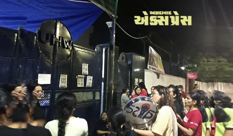 દિલ્હી યુનિવર્સિટીની હોસ્ટેલમાં અડધી રાત્રે હંગામો, વિદ્યાર્થિનીઓ રસ્તા પર!
