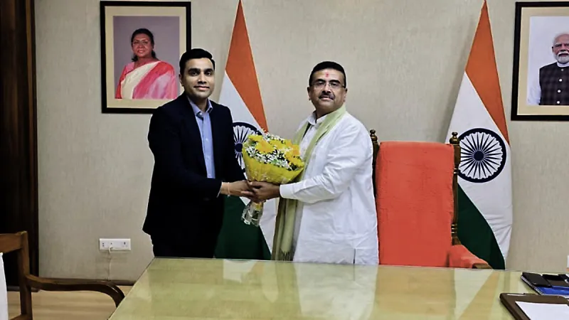 કરણ અદાણી પશ્ચિમ બંગાળના મુખ્યમંત્રી સુવેન્દુ અધિકારીને મળ્યા