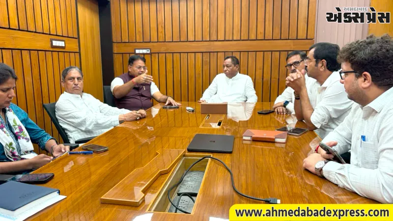 અમદાવાદના સર્વાંગી વિકાસ અને રેલવે માળખાકીય સુદૃઢીકરણને લઈને જનપ્રતિનિધિઓ અને રેલવે અધિકારીઓ વચ્ચે મહત્વપૂર્ણ બેઠક
