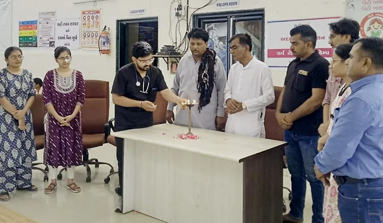 નખત્રાણાના રવાપર PHC ખાતે અદાણી ફાઉન્ડેશનના મેડિકલ કેમ્પમાં દર્દીઓની તપાસ કરતા ડોક્ટરો