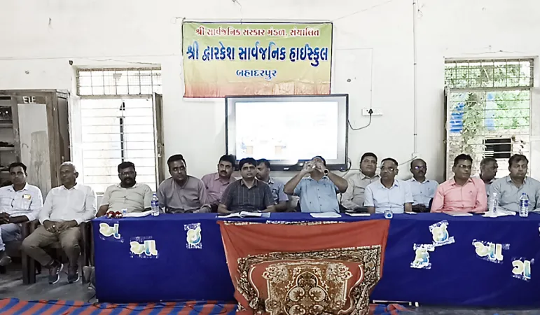 સંખેડાના બહાદરપુરમાં શાળા પ્રવેશોત્સવની પૂર્વતૈયારી બેઠકમાં હાજર જિલ્લા શિક્ષણાધિકારી અને આચાર્યો
