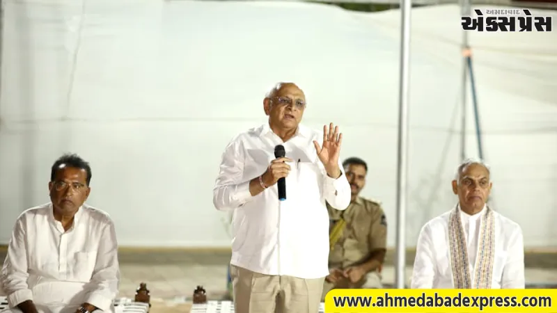 નવસારી: પાણીખડક ગામે રાજ્યપાલ અને મુખ્યમંત્રીની રાત્રિસભા, ગ્રામજનો સાથે કર્યો આત્મીય સંવાદ