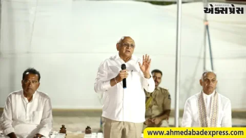 નવસારી: પાણીખડક ગામે રાજ્યપાલ અને મુખ્યમંત્રીની રાત્રિસભા, ગ્રામજનો સાથે કર્યો આત્મીય સંવાદ