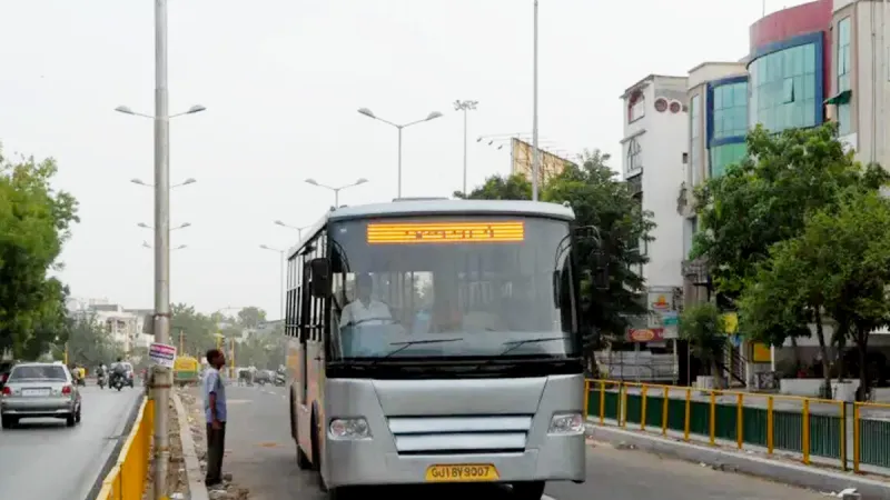 અમદાવાદમાં બસ અથડામણ: ડ્રાઈવરો ઘાયલ