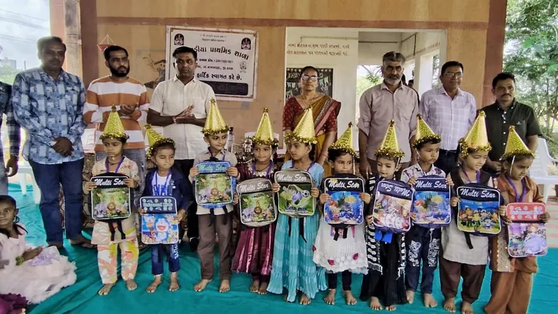 રતડીયા ગામે પ્રાથમિક શાળાના પ્રવેશોત્સવમાં શૈક્ષણિક કીટ મેળવતા બાળકો