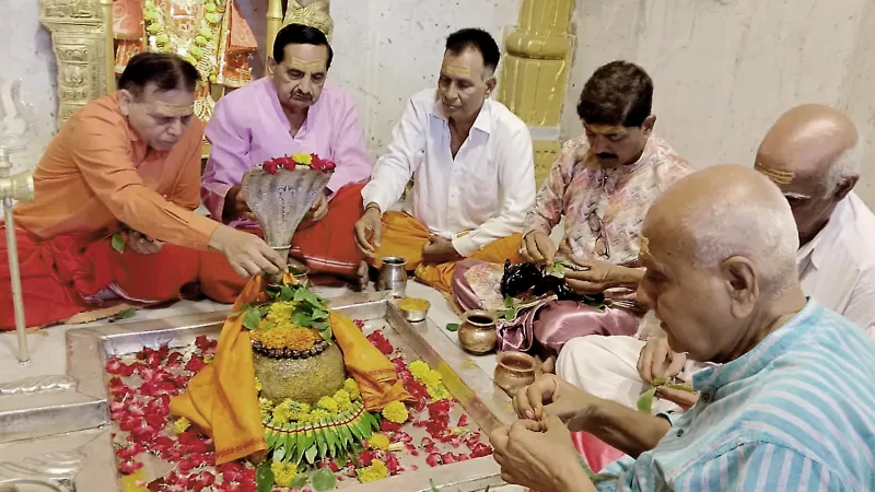 જૂનાગઢ ભવનાથ મંદિરે સિનિયર સિટીઝન બ્રહ્મ ગ્રુપ દ્વારા ધજા રોહણ: હર હર મહાદેવના નાદથી ગુંજ્યું મંદિર - Ahmedabad Express