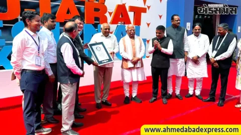 વાઇબ્રન્ટ ગુજરાત રિજિનલ કોન્ફરન્સિસ દરમિયાન iNDEXTbને ગિનેસ વર્લ્ડ રેકોર્ડનું પ્રમાણપત્ર અર્પણ