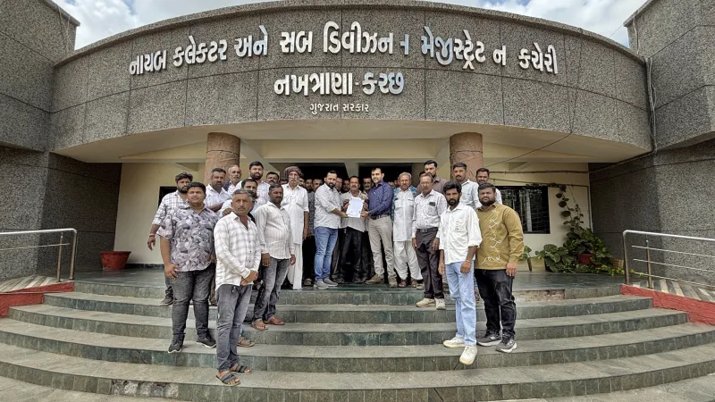 નખત્રાણાના ચાવડકા ગામની સીમમાં ગેરકાયદેસર રીતે નખાઈ રહેલા વીજ પોલ અને વાયરો