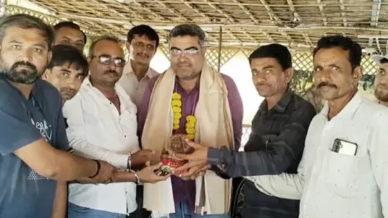 ખાંભાના લાડીલા ડૉક્ટર પુનિત મહેતાની બદલી થતાં ભાવભીની વિદાય: દર્દીઓ અને ગ્રામજનોની આંખો ભીની - Ahmedabad Express