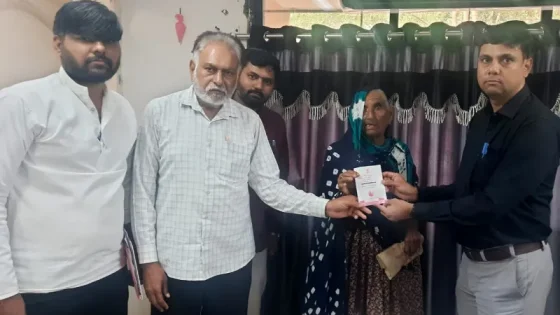 ખાંભા પ્રશાસનની માનવતા: રેશનકાર્ડ ખોવાતા ૧ વર્ષથી ભૂખ્યા સૂતા ૮૦ વર્ષના વિધવા માજી માટે તંત્ર બન્યું બેલી - Ahmedabad Express